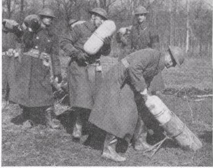 Английские солдаты заряжают миномёты химическими минами (1915 г.)