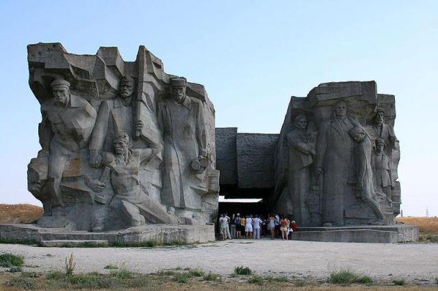 Памятник защитникам Аджимушкайских каменоломен в Керчи